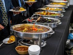 Jak zorganizować profesjonalny catering na event w Warszawie