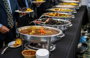Jak zorganizować profesjonalny catering na event w Warszawie